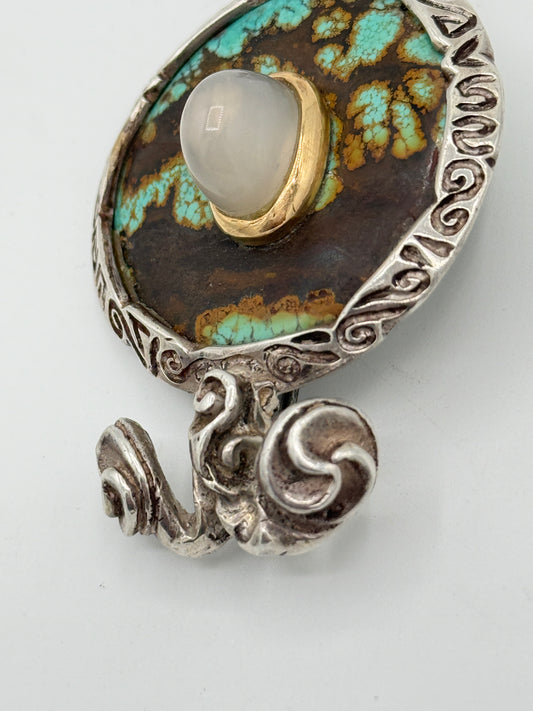 Claude Schwartz, Paris (1958-) Vintage unika Studio jewelry broche i Sølv, Guld, Månesten og Turkis. Fra 1960érne