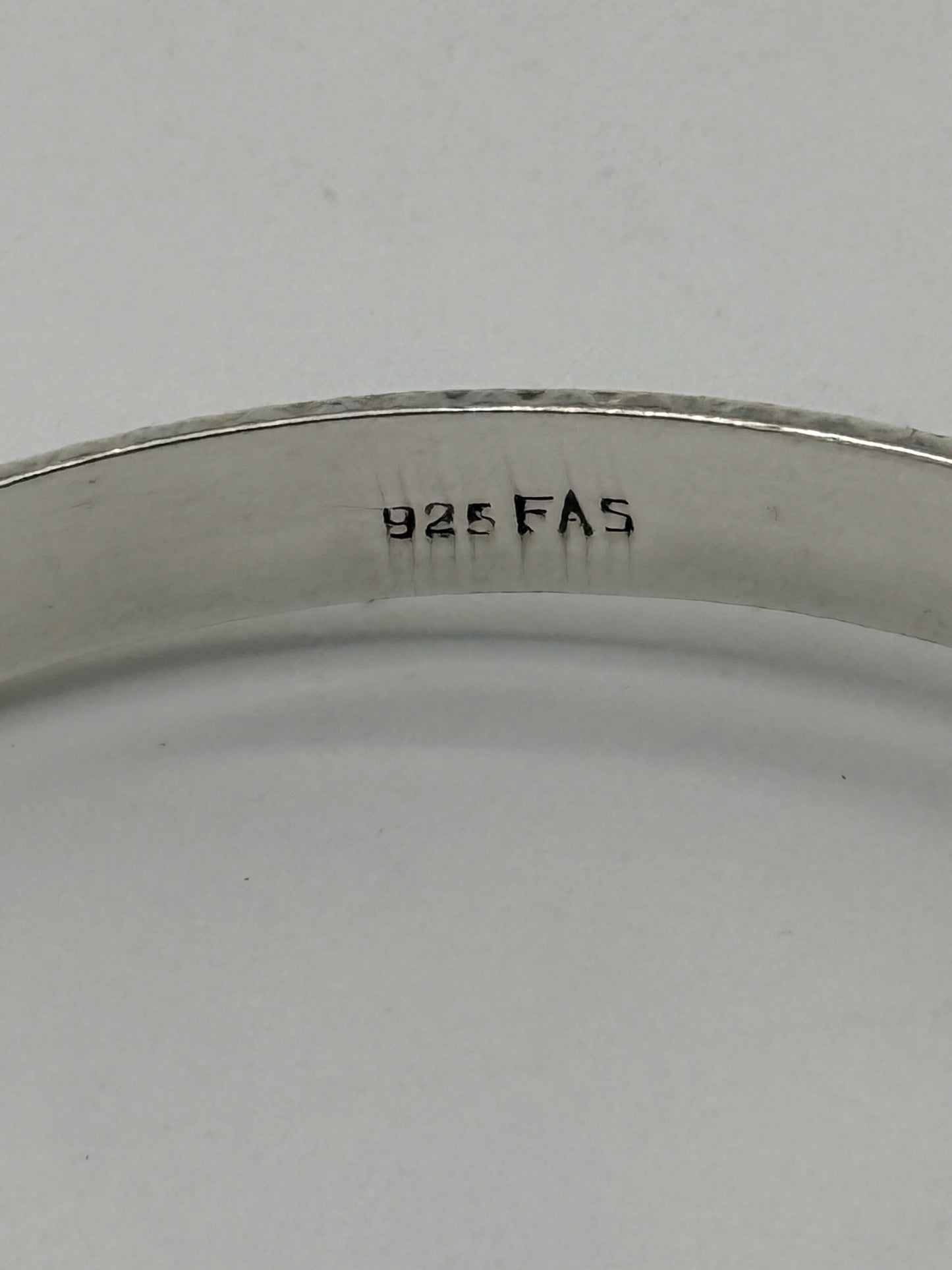Vintage ciseleret rund Sterlingsølv armring. Fra midt 20.Årh