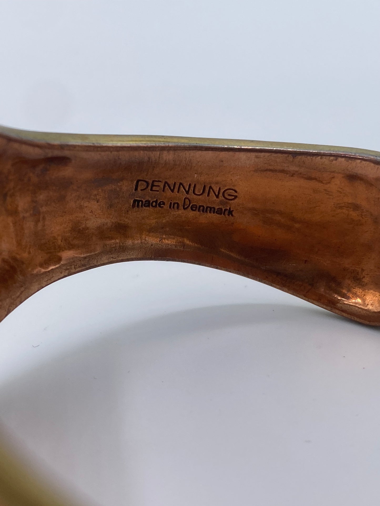 Erik Dennung (1925-2007). Vintage dansk armring i messing og kobber. Fra midt 1900-tallet