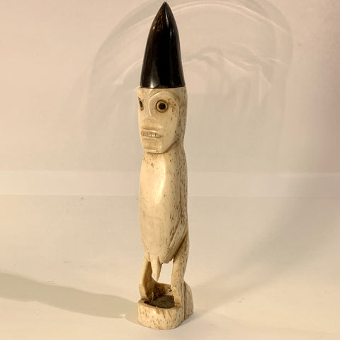Ældre Lega forfædre figur, i ben og horn, Fra Congo.