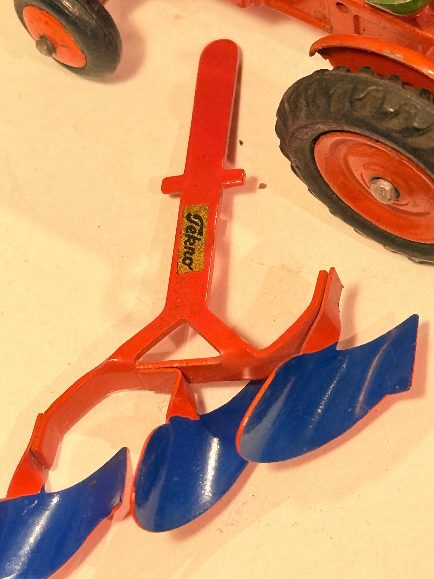 TEKNO Denmark Ferguson traktor med tilbehør. No. 460.