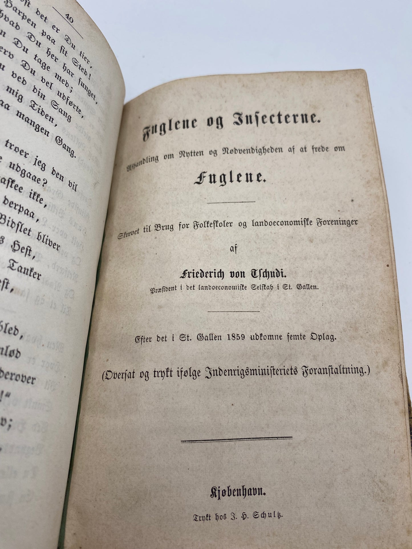 Privat lægevidenskabeligt samlingsbind bestående af flere danske og oversatte tryk. Dansk antikvarisk bog. Fra 1855-1860