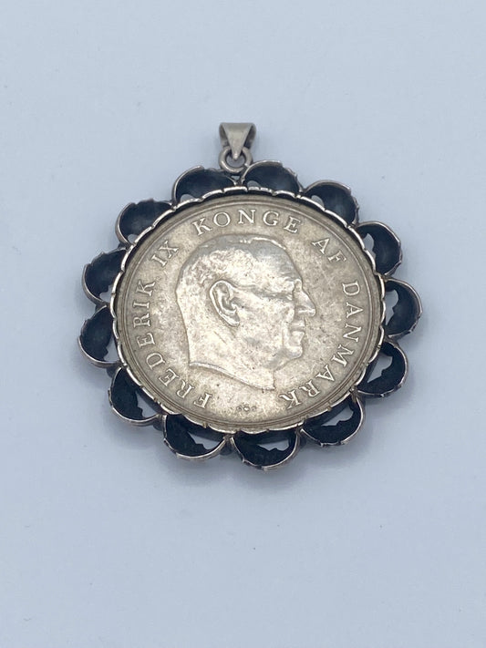 N.E. From (1944-2009). Dansk sølv 5-krone Bryllups mindemønt vedhæng. Fra 1964