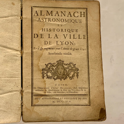 ASTRONOMISK OG HISTORISK ALMANAK AF BYEN LYON. Fransk bog fra 1745.