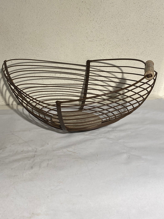 Stor vintage trådkurv i metal og træ
