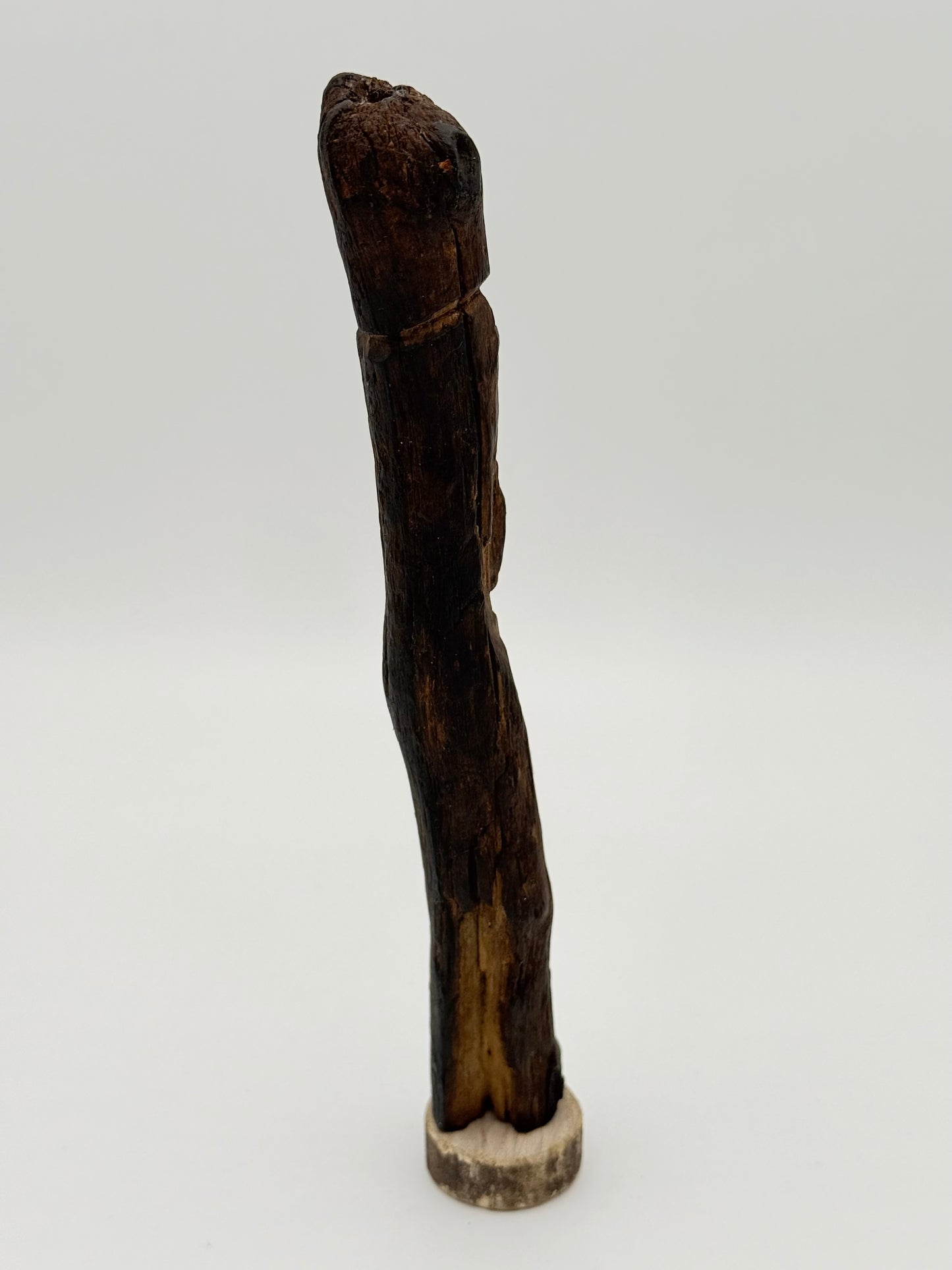 Håndskåren skandinavisk Jætte pinde-figur. Slut 20. Århundrede