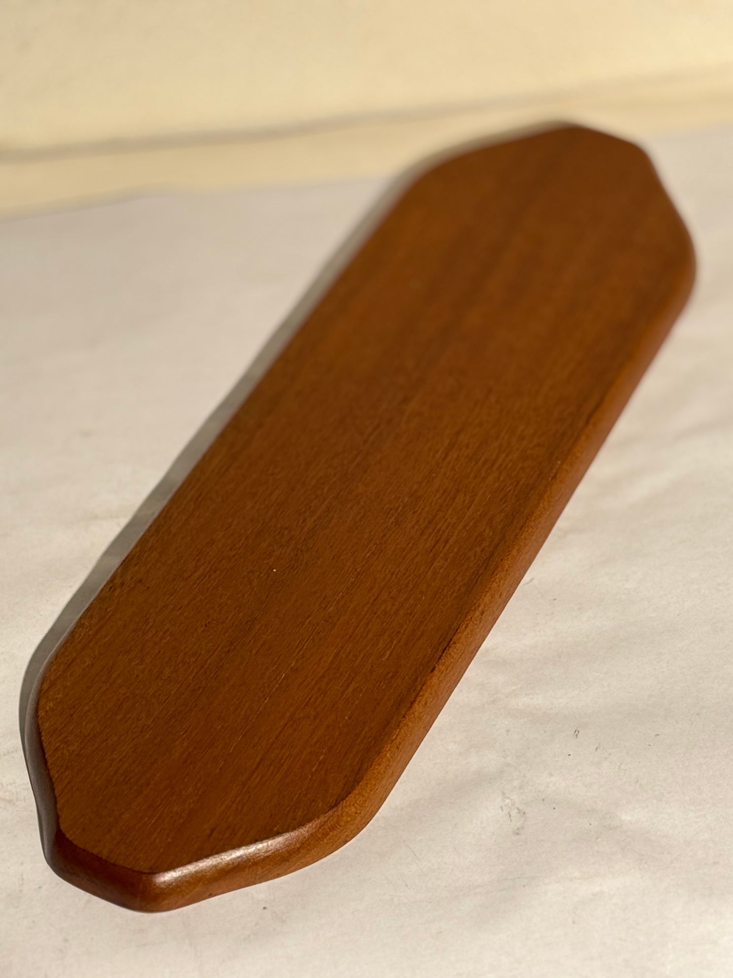 Vintage dansk design aflangt teaktræ fad. Fra 1960'erne