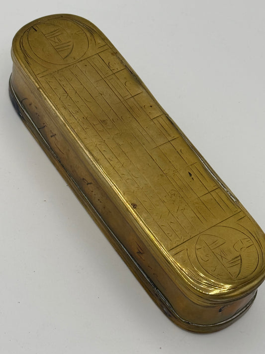 Pieter Holm (f.1686-1776) Tobaks æske i messing. Holland midt 18.Årh