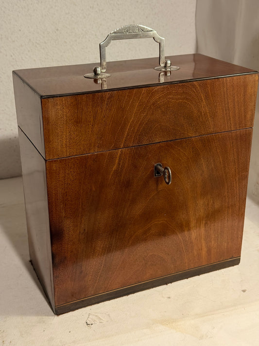 Cedersberg glasfabrik. Antik Tantalus i sølv & maghoni med 3 flasker. Fra 1821