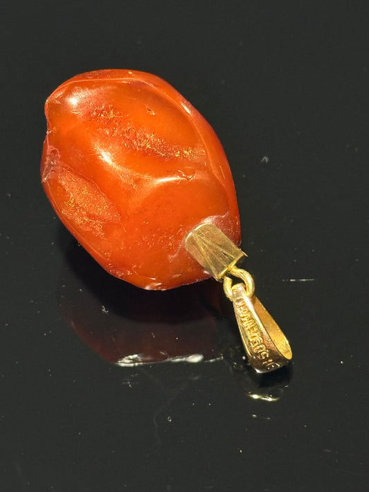 Bernhard Hertz (1936-2007) Rav og 14K. Guld vedhæng, fra midt 1900 tallet