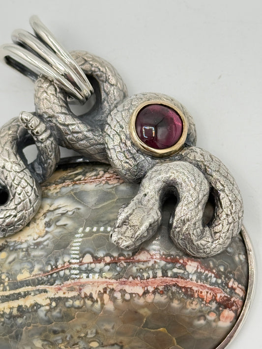 Claude Schwartz, Paris (1958-) Vintage unika Studio jewelry vedhæng i Sølv, Guld, Granat og Jaspis. Fra 1960érne