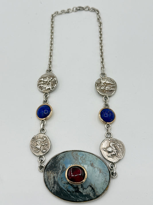 Collier i sølv, guld, granat, jaspis og lapis lazuli fra 1960'erne
