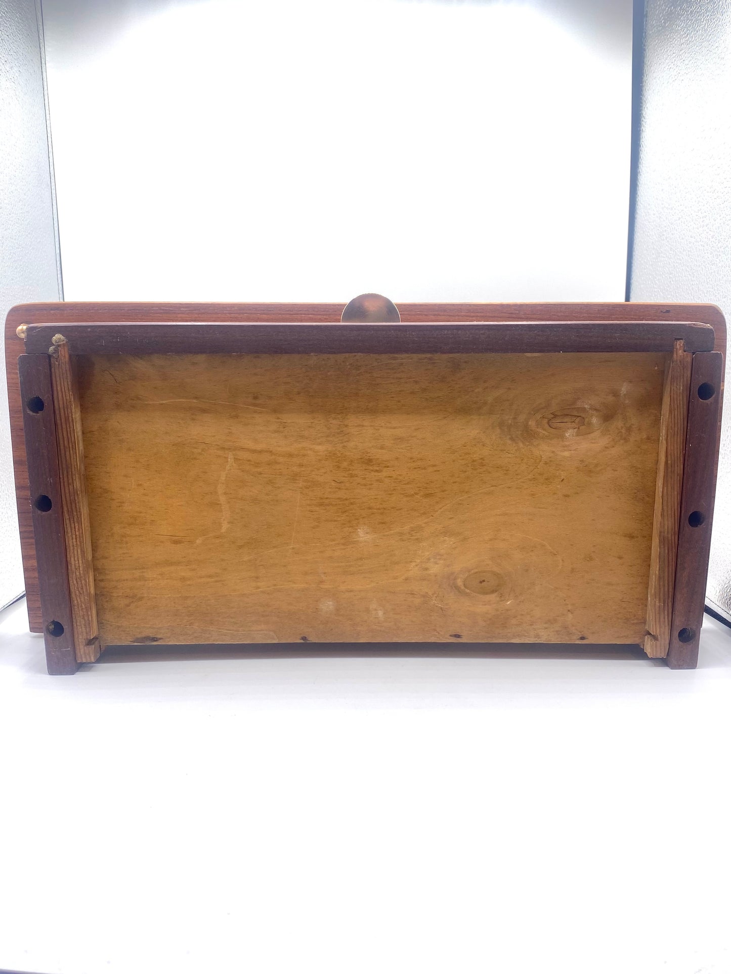 Vintage væghylde i teak med skuffe og messingbeslag. Danmark. Midt 20. årh