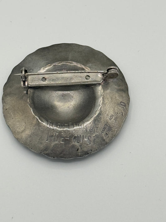 Jyde-Kunst. Modernistisk broche i tin. Fra midt/slut 20.Årh
