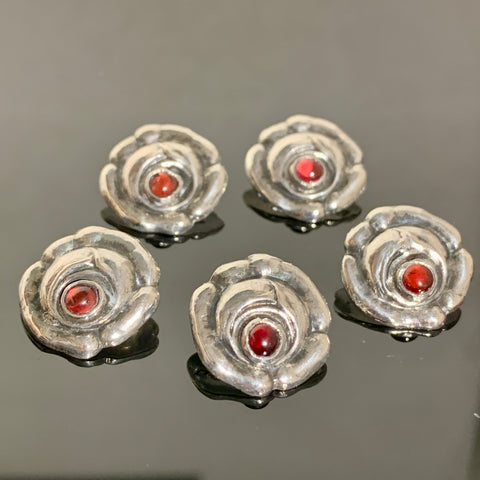 Antikke skønvirke sølv knapper med granat cabochoner.