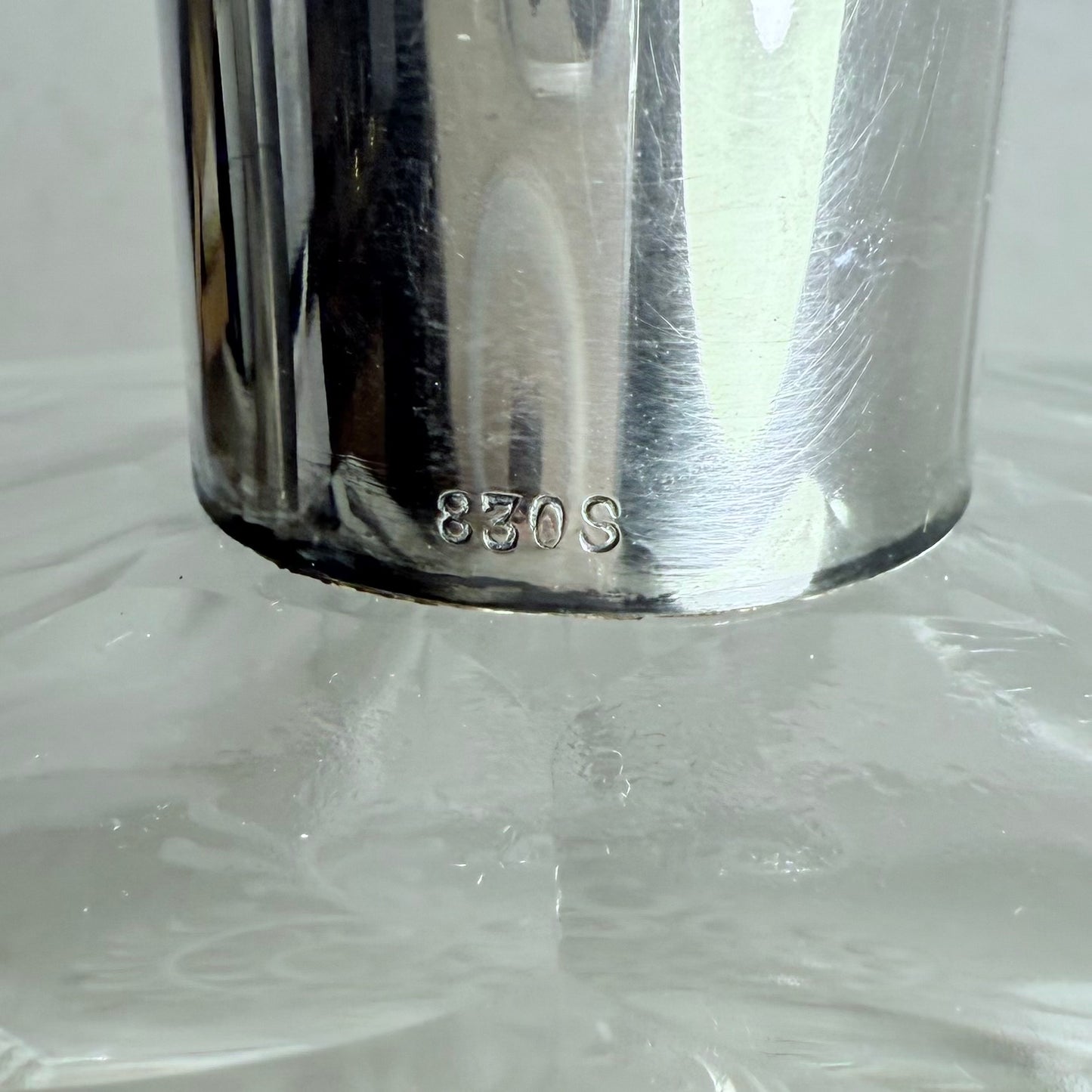 Older whiskey decanter in silver & crystal glass, from the early 1900s.