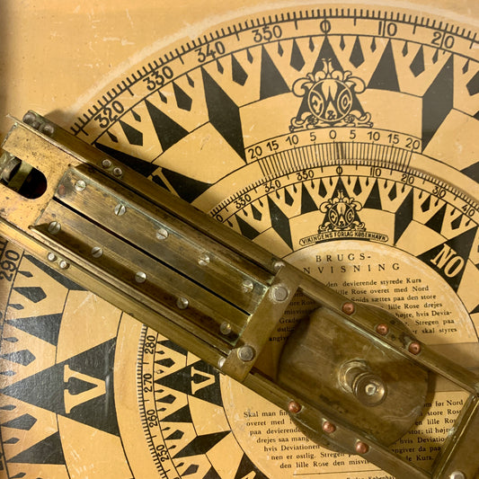 Antique Danish compass in box. From the beginning of the 1900s.