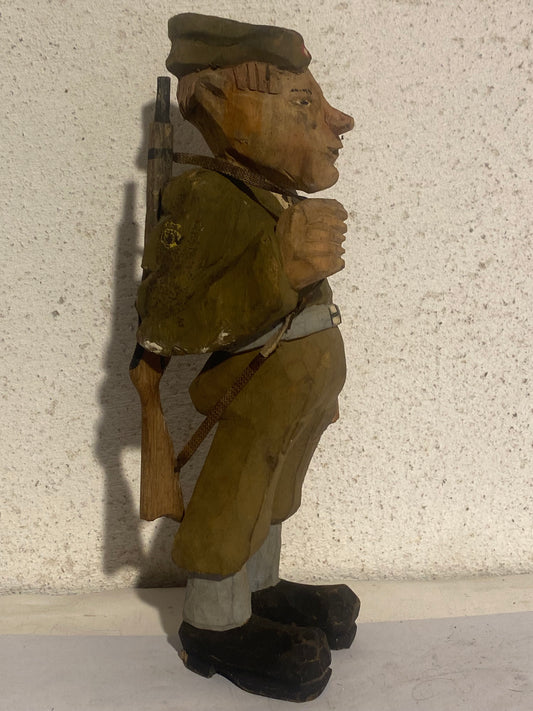Vintage håndskåret svensk folkekunst træfigur, soldat med gevær ca. midt 1900-tallet