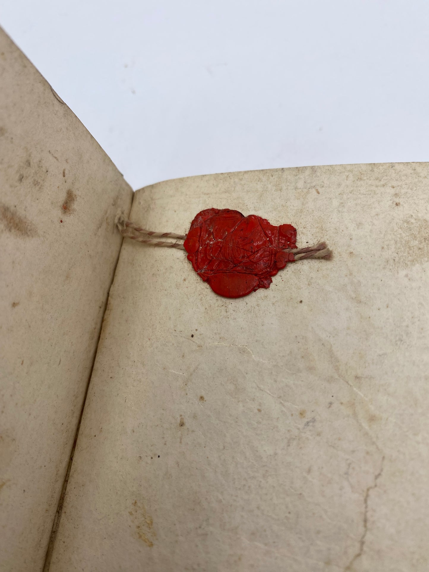 Skudsmaalsbog med lak segl. Karen Marie Larsen. Fra 1870-1881. 48 sider