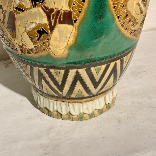 Ældre stor tre-hanket keramisk gulv vase, med oldtids motiver.
