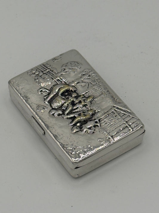 Ældre sølvbelagt repoussé pilleæske. Danmark, start/midt 20.Årh