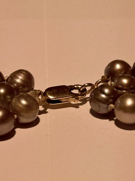 Vintage ægte 3-radet Metallisk grå perlehalskæde med guld lås. Fra midt/slut 1900 tallet
