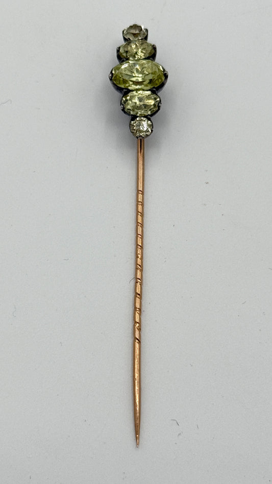 Antik slipsenål i 18K. Guld og Peridoter. Slut 19. Start 20.Årh