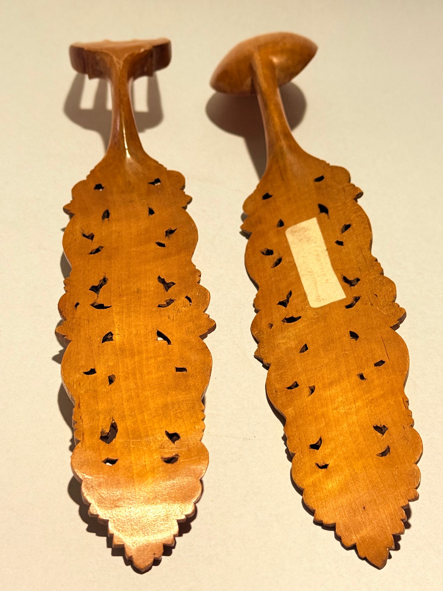 Antik Norsk udskåret Guldbrandsdalen-stil træ salat bestik, fra ca. 1870.