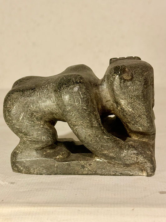 Ældre tupilak i fedtsten, fra midt/slut 1900 tallet. Grønland.