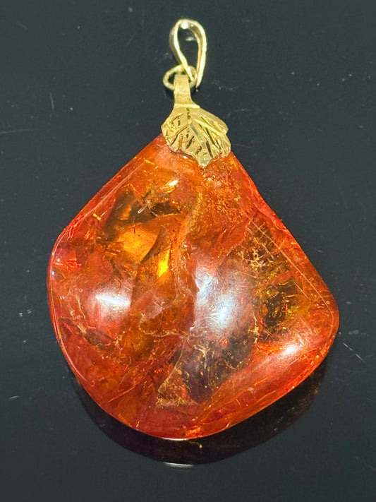 Stort vintage vedhæng i 14K guld og rav.