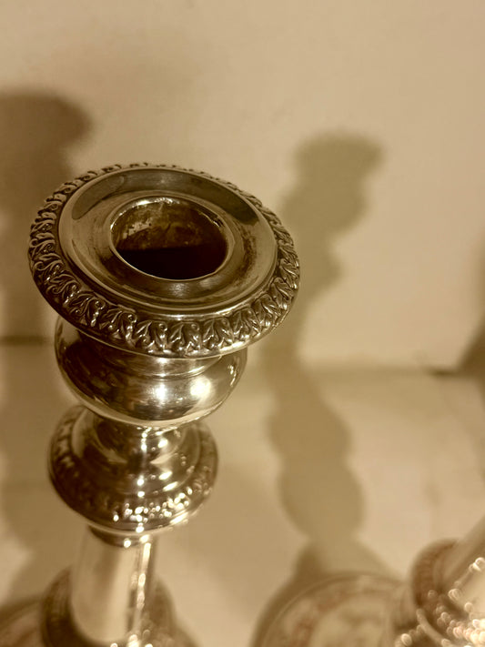 Antikke lysestager fra midt 19.Årh. I sølvbelagt kobber.