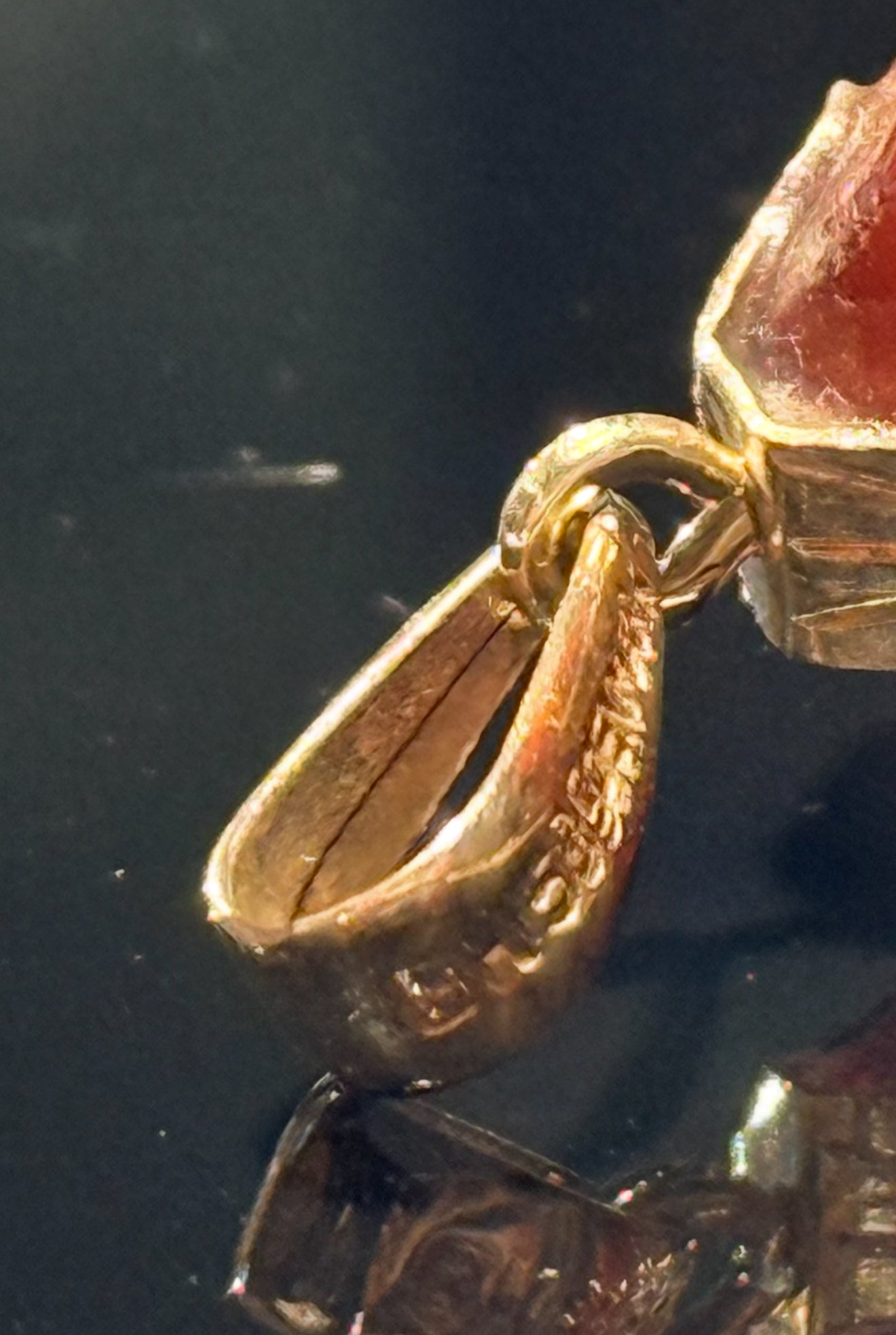 Bernhard Hertz (1936-2007) Rav og 14K. Guld vedhæng, fra midt 1900 tallet