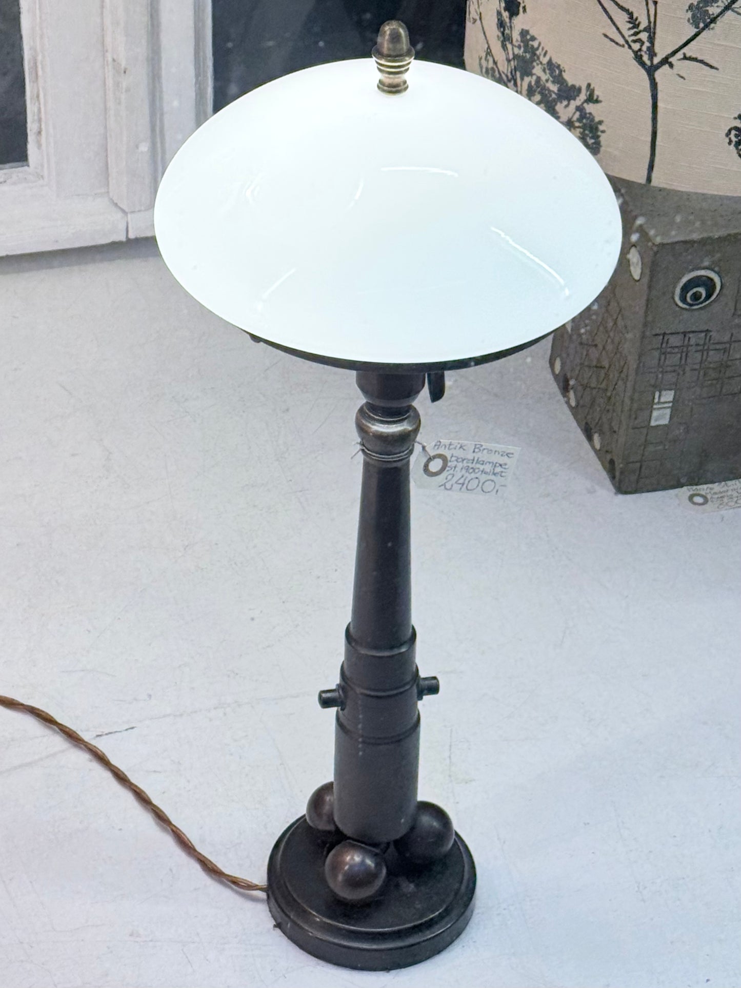 Antik bronze bord lampe med opalglas skærm