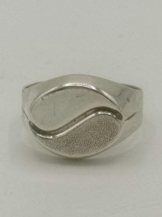 Vintage modernistisk sølv signet herre ring. Fra midt 1900 tallet