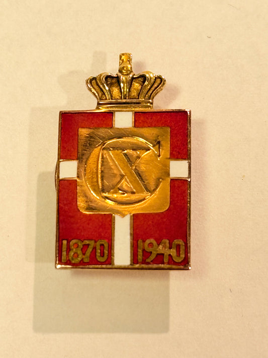 Georg Jensen Guld Chr.X. Kongemærke 1870-1940 til knappehul.