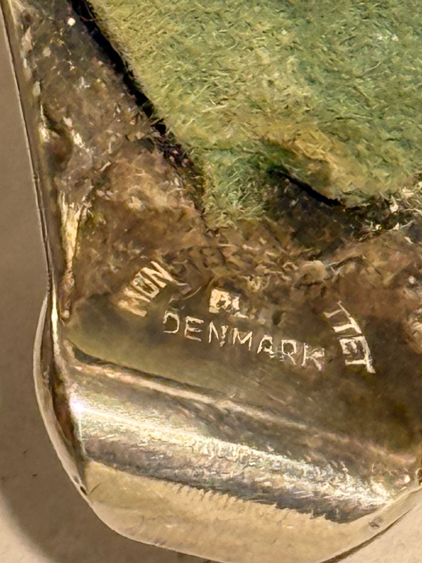 Denne sølvbelagte danske lysestager er i rococo stil og er fra start/midt 20. århundrede