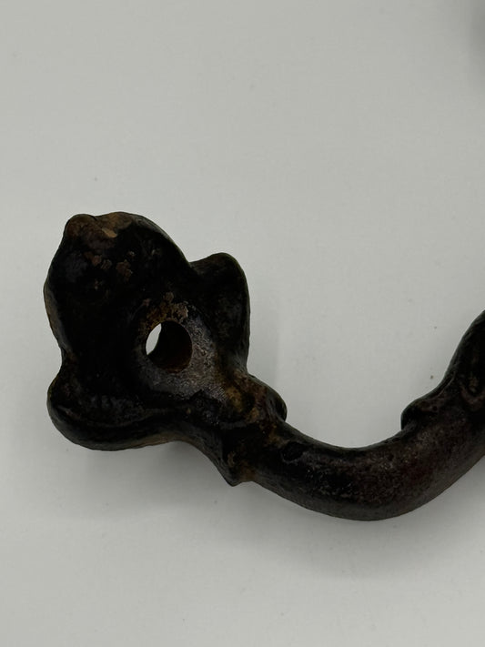 Antik ornamenteret håndtag i jern. Fra 19. Årh