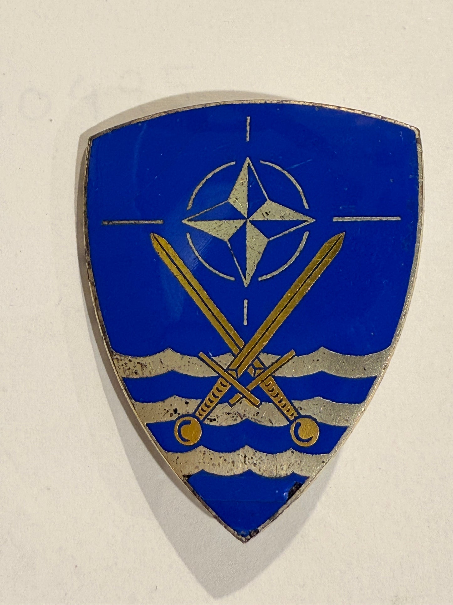 COMLANDJUT NATO mærke.