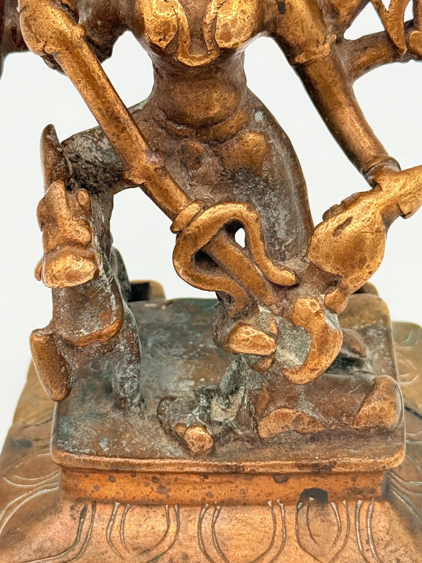 Antik Durga Mahishasura bronze statue. Indien. Fra 16.-18. Århundrede