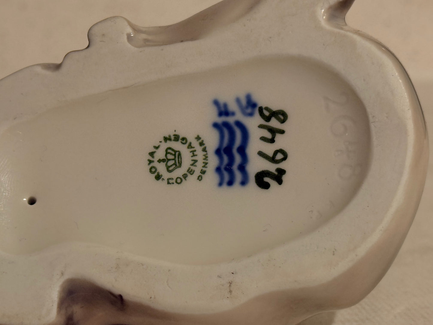 Knud Kyhn. Royal Copenhagen. Liggende Rådyr kid, modelnr: 2648.