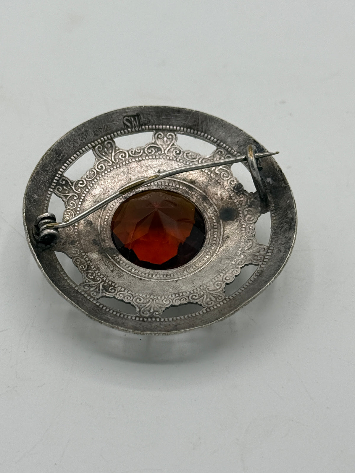 Antik broche med sten. Fra det 19. Årh
