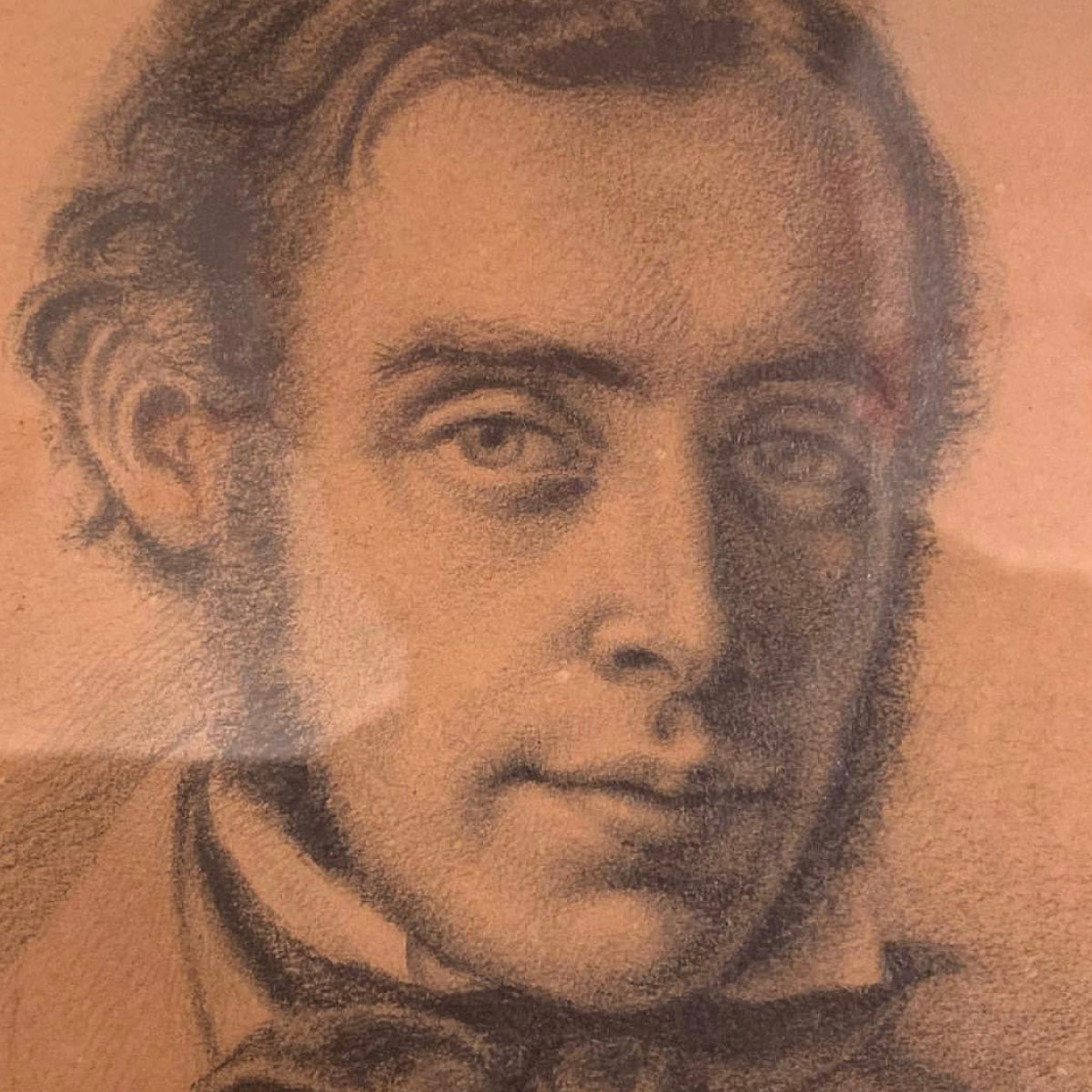 "Wilhelm Schorn Blyantstegning" er et billede af en mand med en blyantstegning i hans hånd. Han har et båret bælte og en bred krav