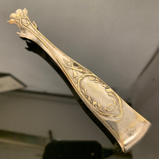 Et antikt sølvbelagt sukker tang, som er i dårlig forfatning og har et vintage udseende