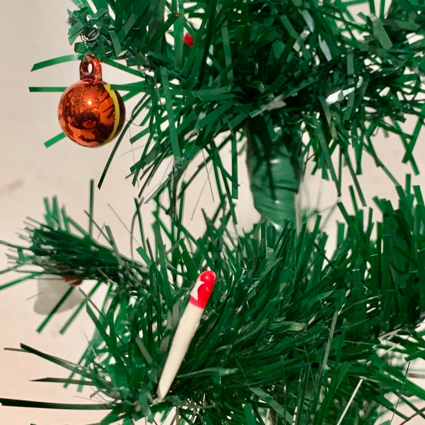 Gammelt julepynt, vintage plastik juletræ, midt/slut 1900 tallet.