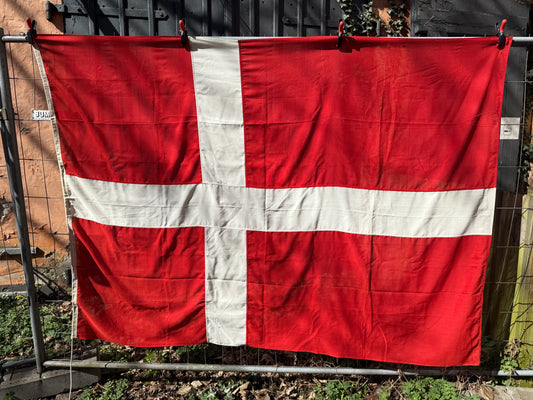 Vintage Dannebrog flag 160x220 til flagstangen, fra midt 1900 tallet.