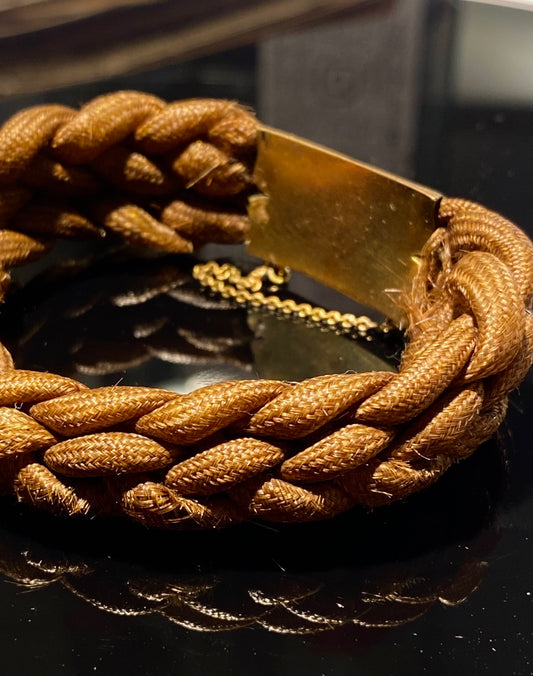 Antik victoriansk sørgesmykke armbånd af menneskehår og guldbelagt metal. Fra 1800-tallet.