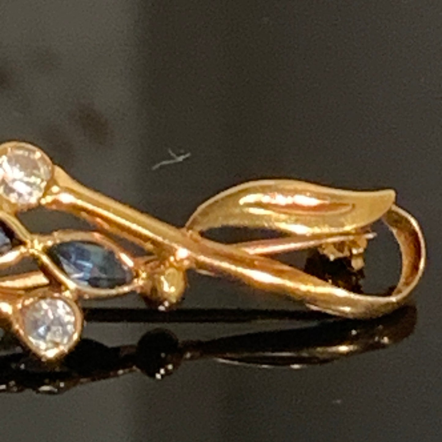 ❗️EFTERLYSNING STJÅLET❗️Vintage 18K guld broche med safirer og zirconer, Italien.
