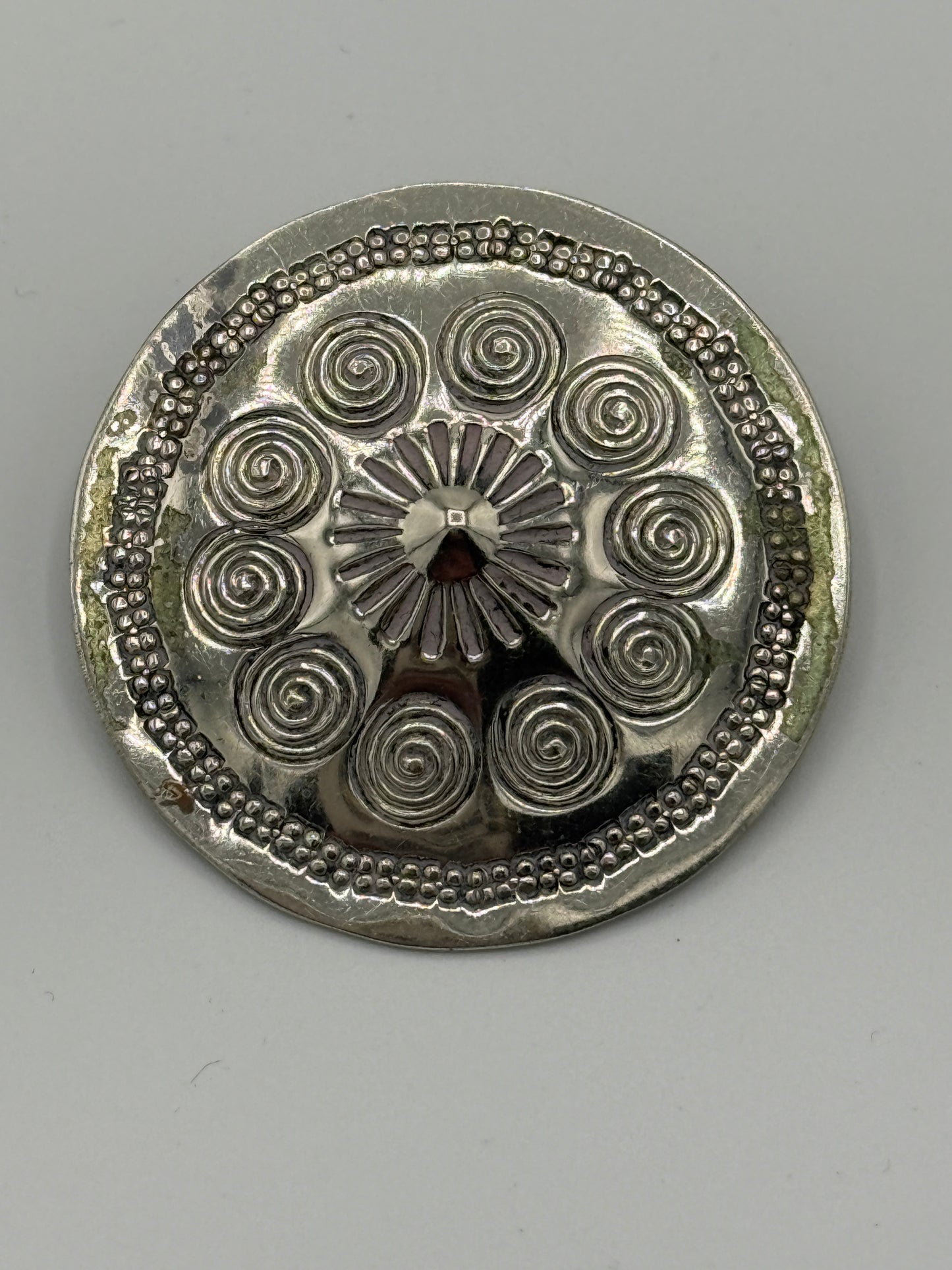 Dansk viking broche i tin. Fra midt/slut 20.Årh