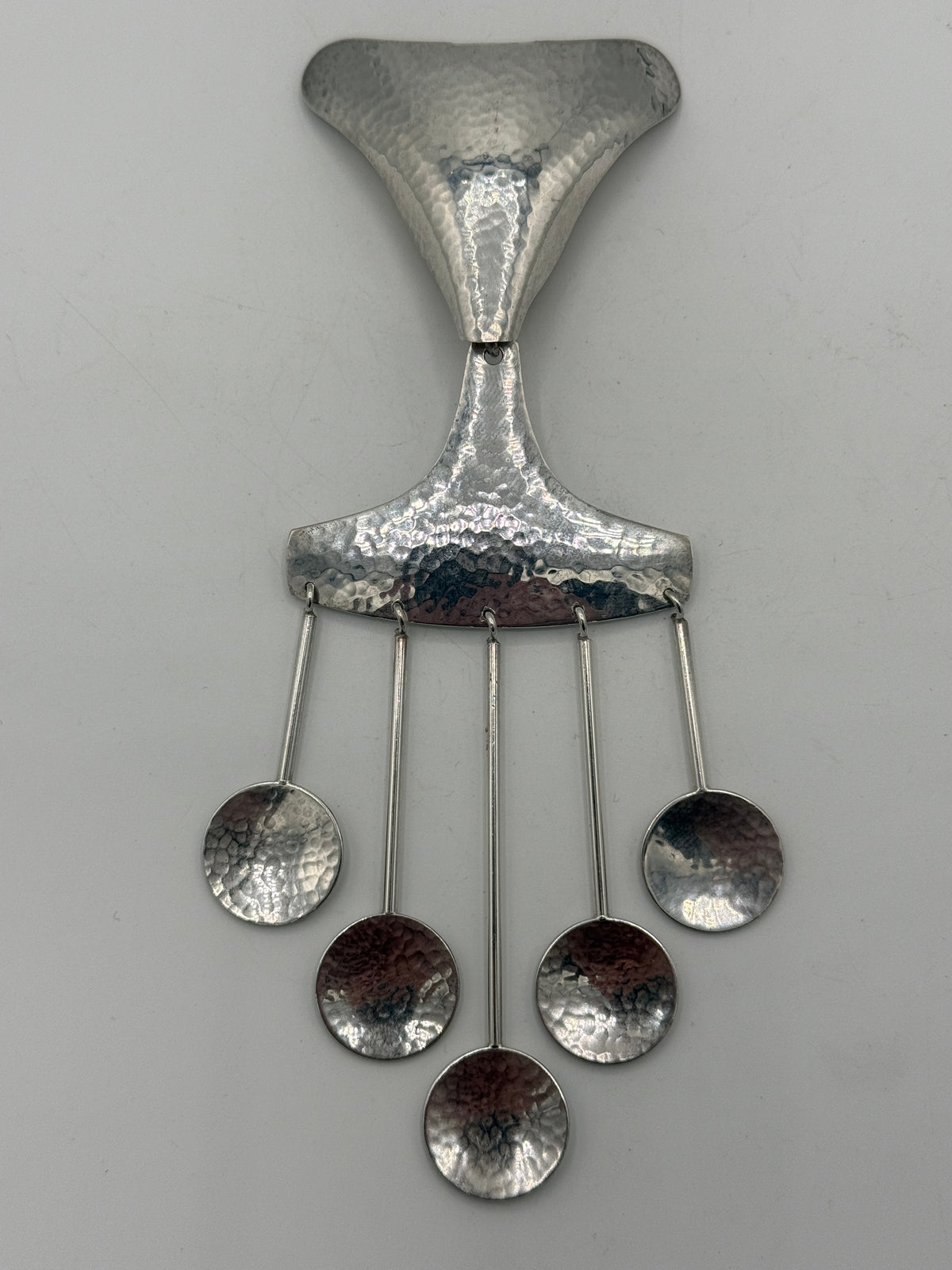 Hermann Siersbøl (1924-1964) Hammerslået modernistisk sterling sølv halssmykke. Midt 20. Årh