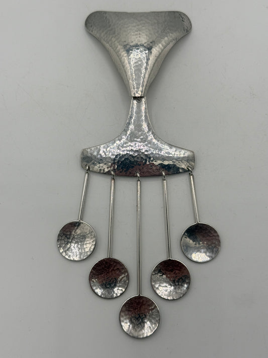 Hermann Siersbøl (1924-1964) Hammerslået modernistisk sterling sølv halssmykke. Midt 20. Årh